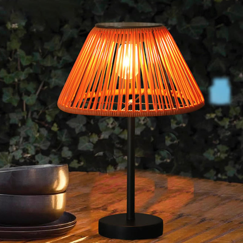 Traditionelle Bauernhaus wasserdichte solarbetriebene aufladbare Weaving Gum Rattan Eisen konische LED Außen Tischlampe für Garten