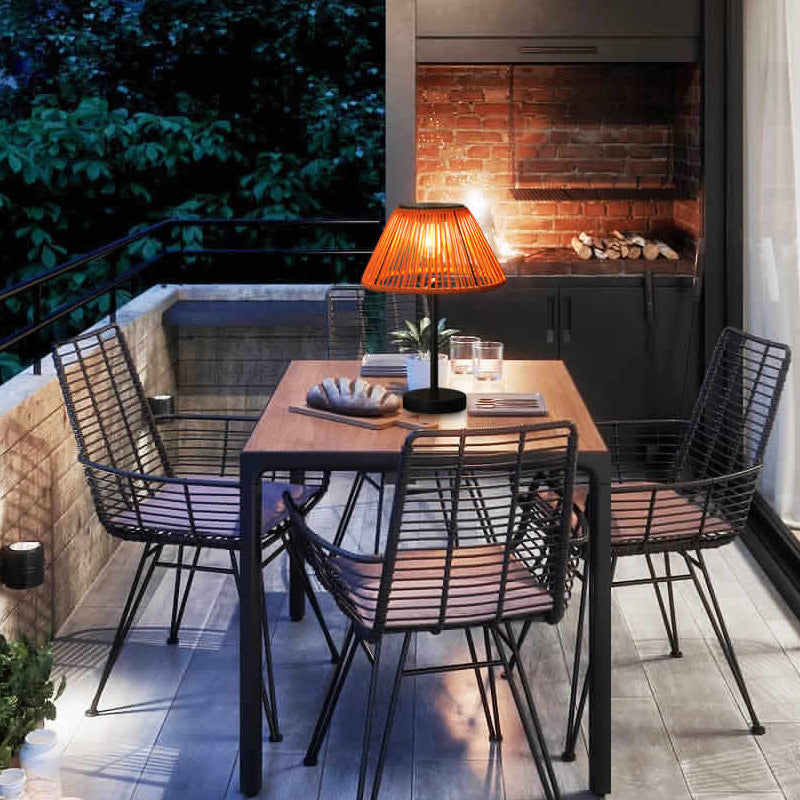 Traditionelle Bauernhaus wasserdichte solarbetriebene aufladbare Weaving Gum Rattan Eisen konische LED Außen Tischlampe für Garten