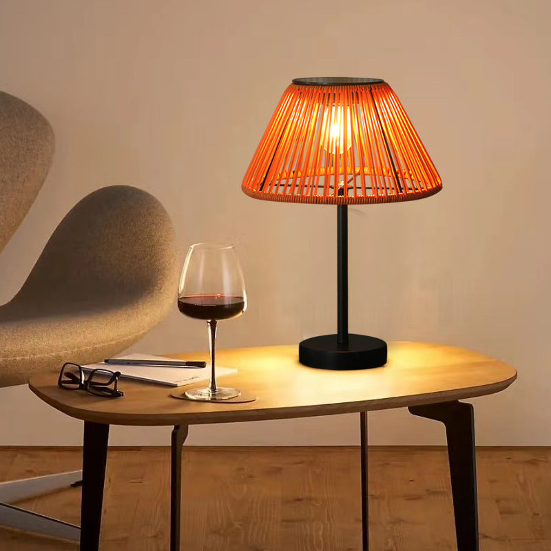 Traditionelle Bauernhaus wasserdichte solarbetriebene aufladbare Weaving Gum Rattan Eisen konische LED Außen Tischlampe für Garten
