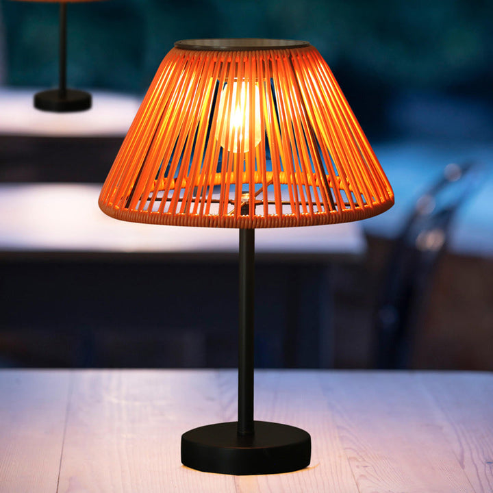 Traditionelle Bauernhaus wasserdichte solarbetriebene aufladbare Weaving Gum Rattan Eisen konische LED Außen Tischlampe für Garten