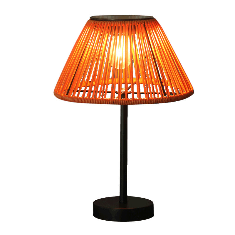 Traditionelle Bauernhaus Wasserfeste Solar Aufladbare Webgummi Rattan Eisen Kegelförmige LED Außen Tischlampe Für Garten