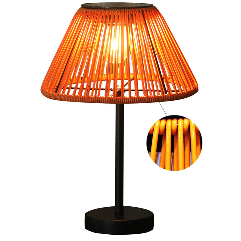 Traditionelle Bauernhaus wasserdichte solarbetriebene aufladbare Weaving Gum Rattan Eisen konische LED Außen Tischlampe für Garten