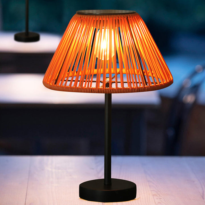 Traditionelle Bauernhaus wasserdichte solarbetriebene aufladbare Weaving Gum Rattan Eisen konische LED Außen Tischlampe für Garten