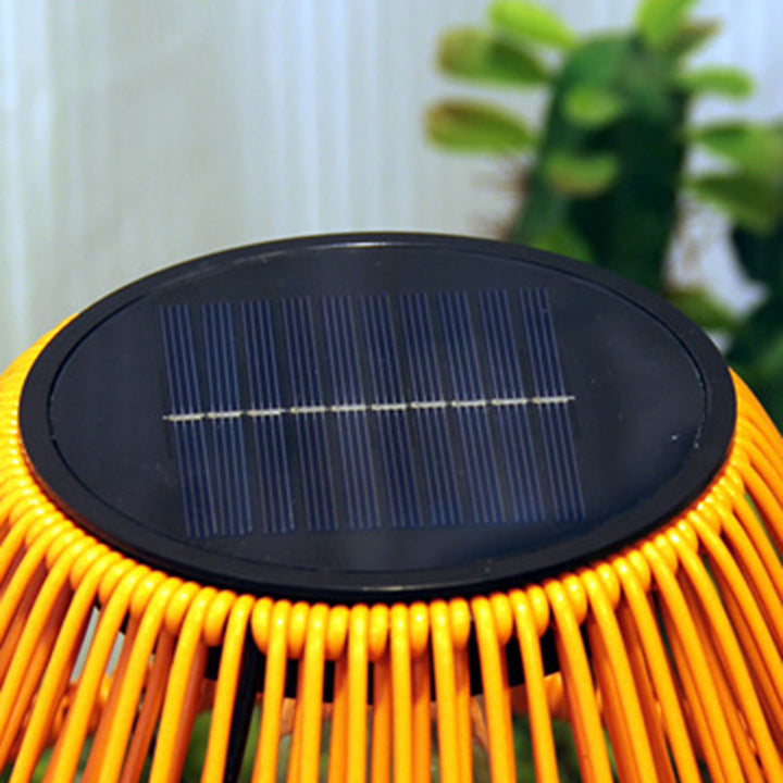 Traditionelle Bauernhaus wasserdichte solarbetriebene aufladbare Weaving Gum Rattan Eisen konische LED Außen Tischlampe für Garten