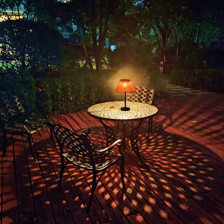 Traditionelle Bauernhaus wasserdichte solarbetriebene aufladbare Weaving Gum Rattan Eisen konische LED Außen Tischlampe für Garten