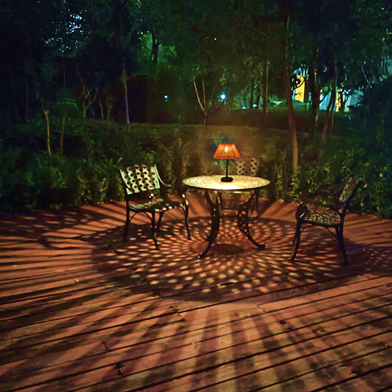 Traditionelle Bauernhaus Wasserfeste Solar Aufladbare Webgummi Rattan Eisen Kegelförmige LED Außen Tischlampe Für Garten