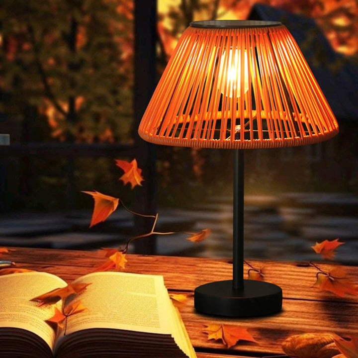 Traditionelle Bauernhaus wasserdichte solarbetriebene aufladbare Weaving Gum Rattan Eisen konische LED Außen Tischlampe für Garten