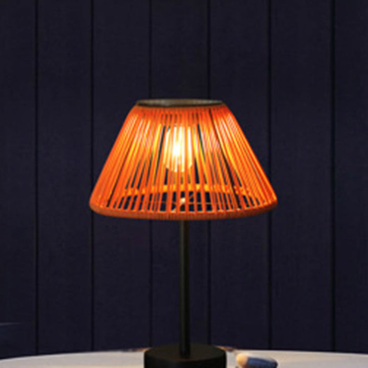 Traditionelle Bauernhaus wasserdichte solarbetriebene aufladbare Weaving Gum Rattan Eisen konische LED Außen Tischlampe für Garten