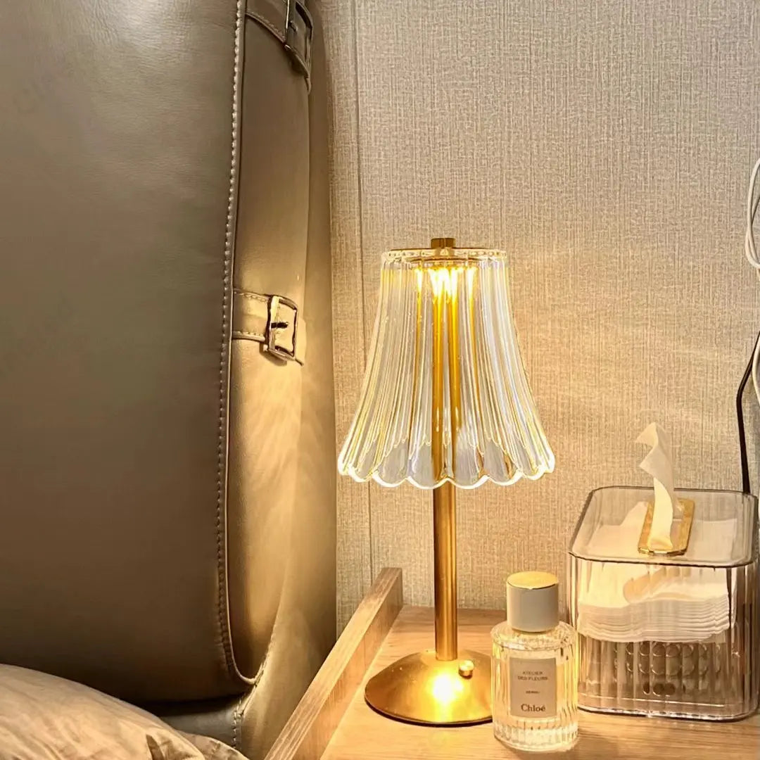 Drahtlose Tischlampe mit Kristalldekor und dimmbarer Beleuchtung - GlamLight