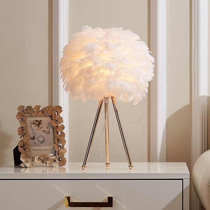 Blossom Tischlampe Elegantes Federdesign mit dimmbarer Beleuchtung