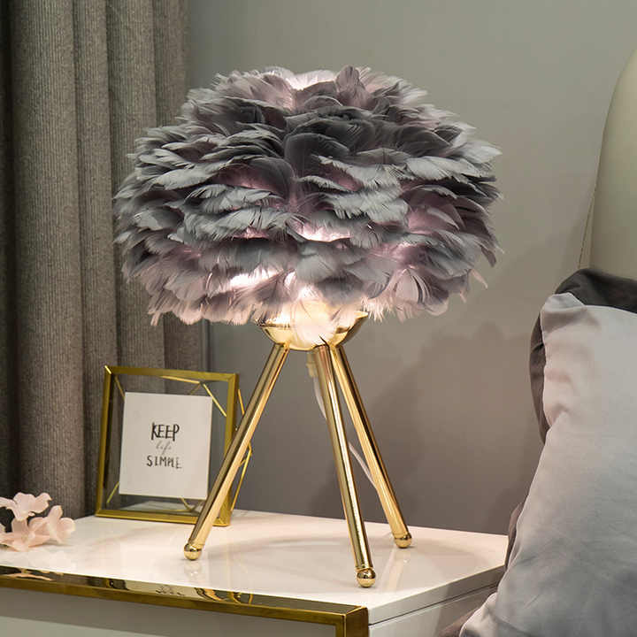 Blossom Tischlampe Elegantes Federdesign mit dimmbarer Beleuchtung