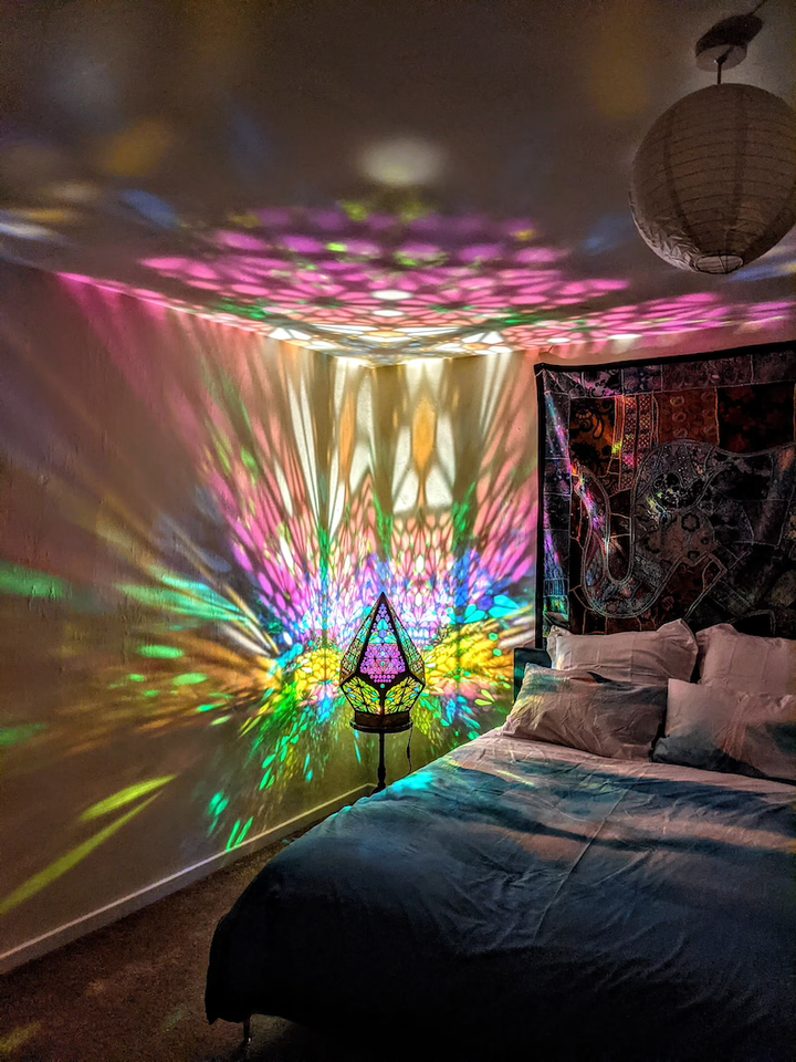 Buntglas Style LED Tischlampe - LumiAura