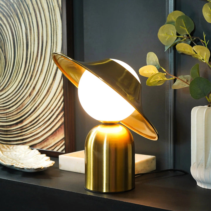 Elegante Gold Tischlampe mit LED, skandinavisches Design für gemütliches Interieur