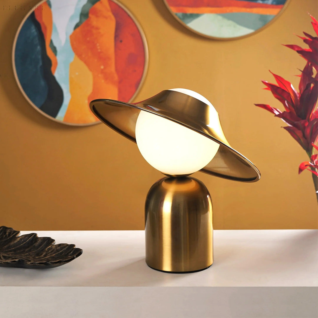 Elegante Gold Tischlampe mit LED, skandinavisches Design für gemütliches Interieur