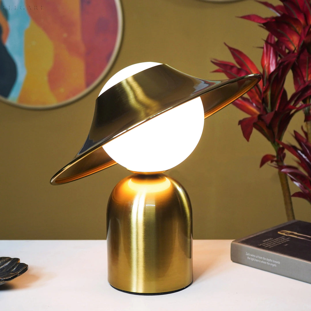 Elegante Gold Tischlampe mit LED, skandinavisches Design für gemütliches Interieur