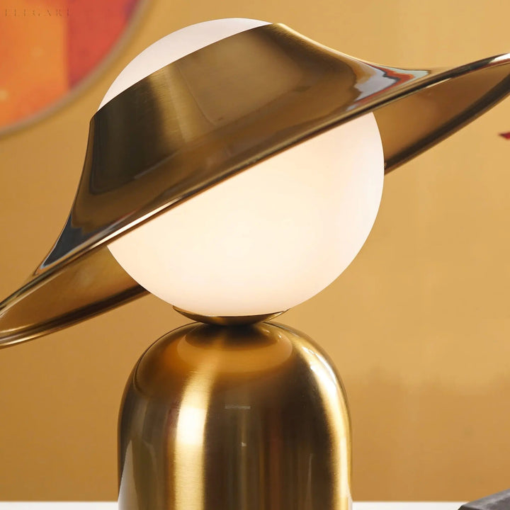 Elegante Gold Tischlampe mit LED, skandinavisches Design für gemütliches Interieur