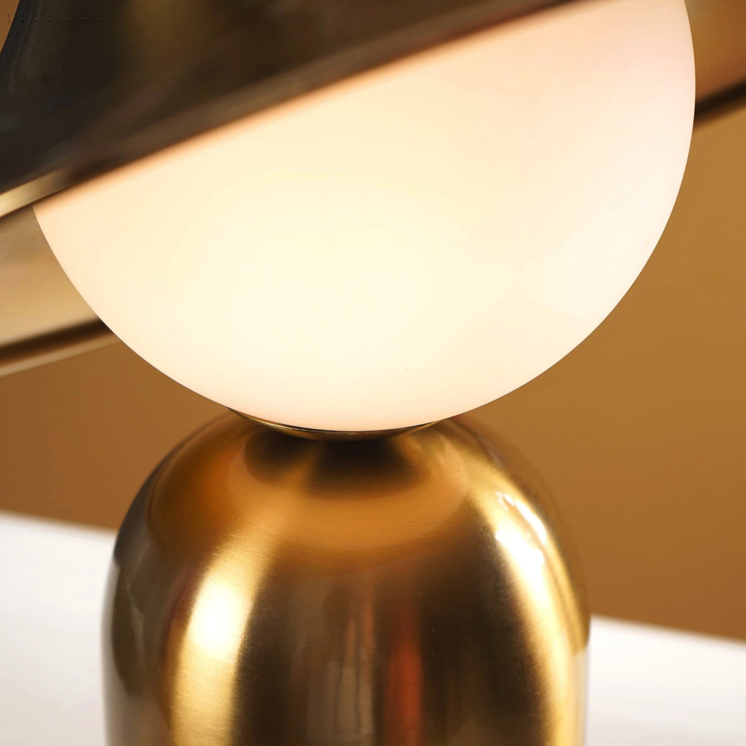 Elegante Gold Tischlampe mit LED, skandinavisches Design für gemütliches Interieur