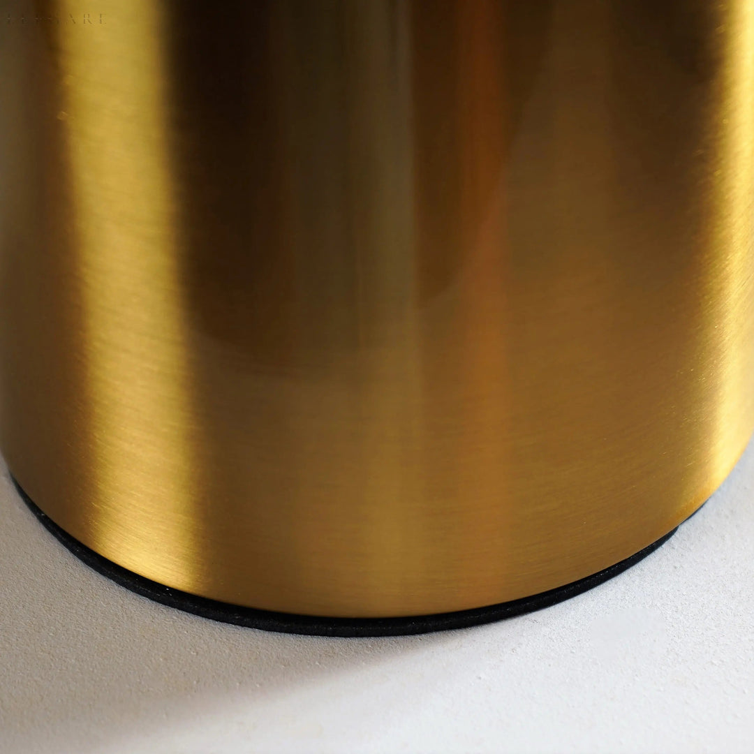Elegante Gold Tischlampe mit LED, skandinavisches Design für gemütliches Interieur
