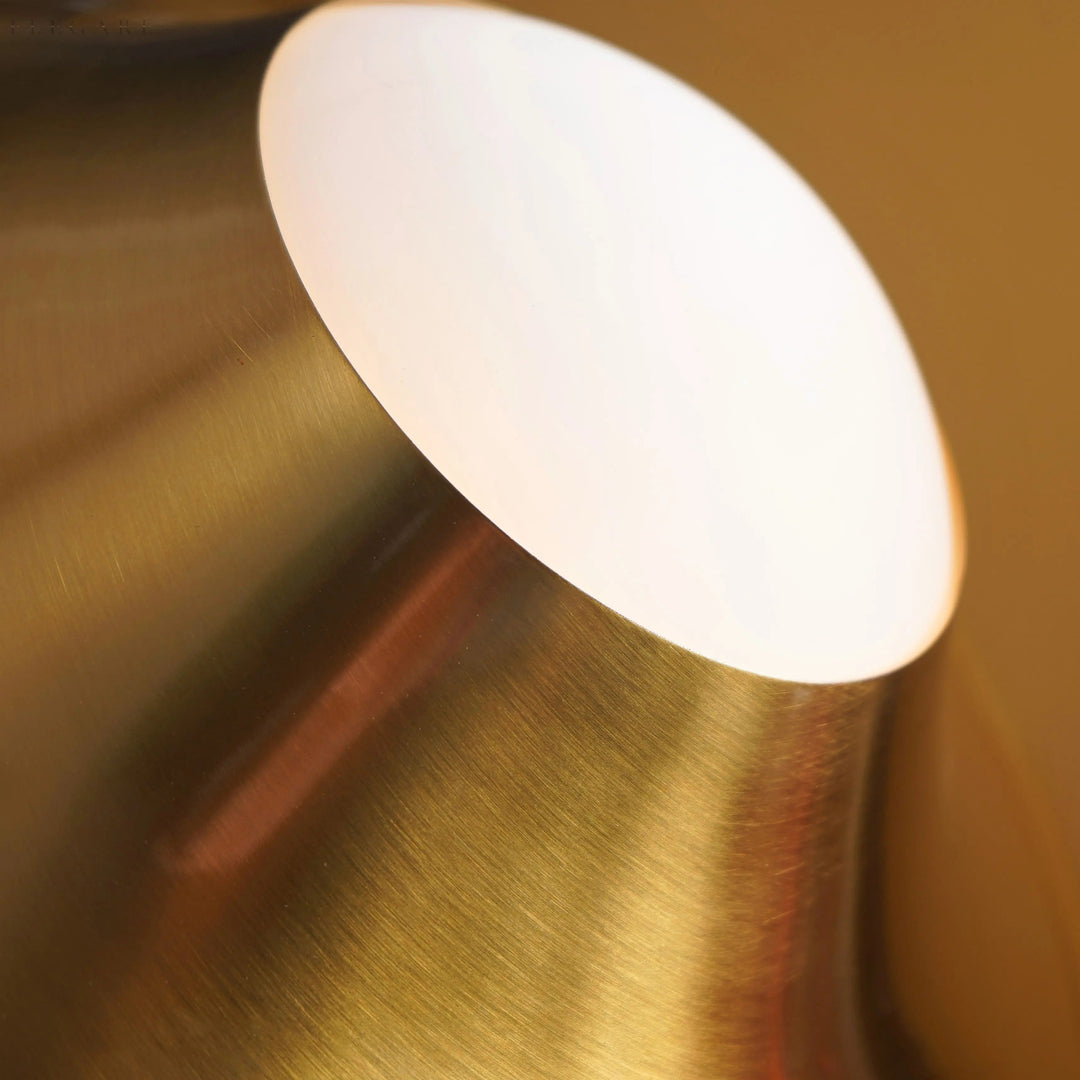 Elegante Gold Tischlampe mit LED, skandinavisches Design für gemütliches Interieur