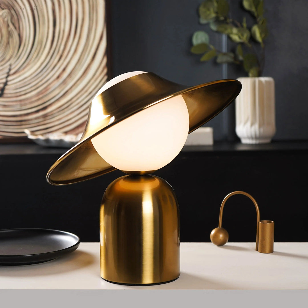 Elegante Gold Tischlampe mit LED, skandinavisches Design für gemütliches Interieur