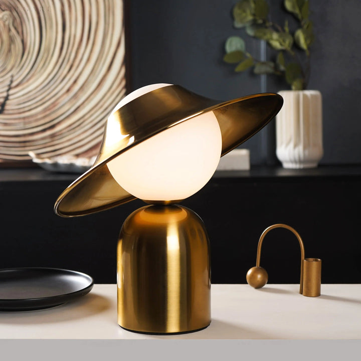 Elegante Gold Tischlampe mit LED, skandinavisches Design für gemütliches Interieur