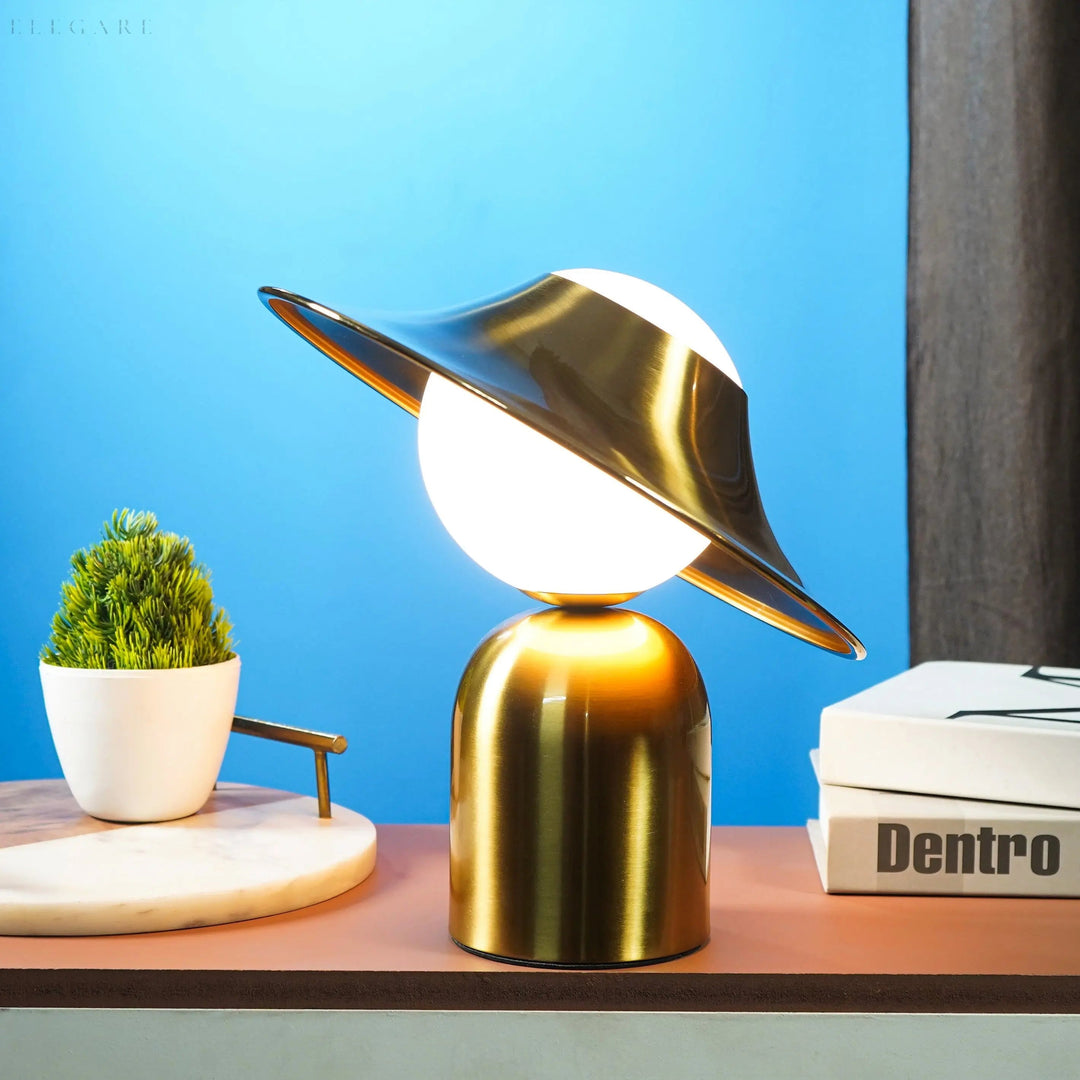Elegante Gold Tischlampe mit LED, skandinavisches Design für gemütliches Interieur