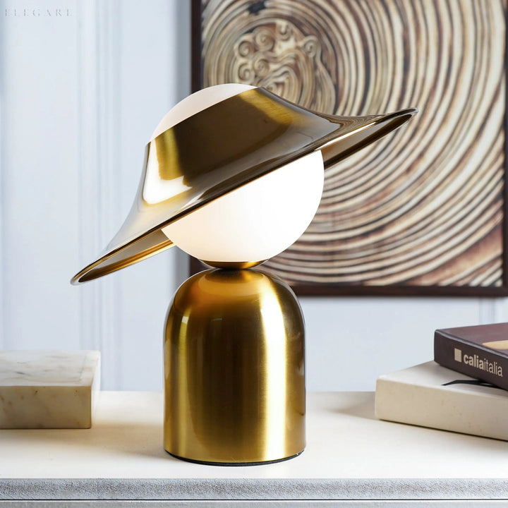 Elegante Gold Tischlampe mit LED, skandinavisches Design für gemütliches Interieur