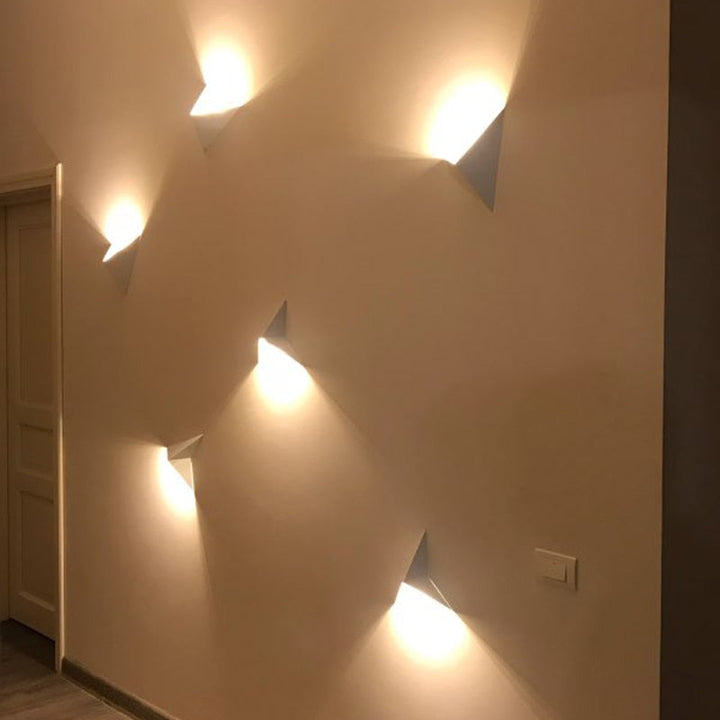 Minimalistische dreieckige LED-Wandleuchte | Modernes Design in ack/Weiß | Ideal für Wohnzimmer und Badezimmer