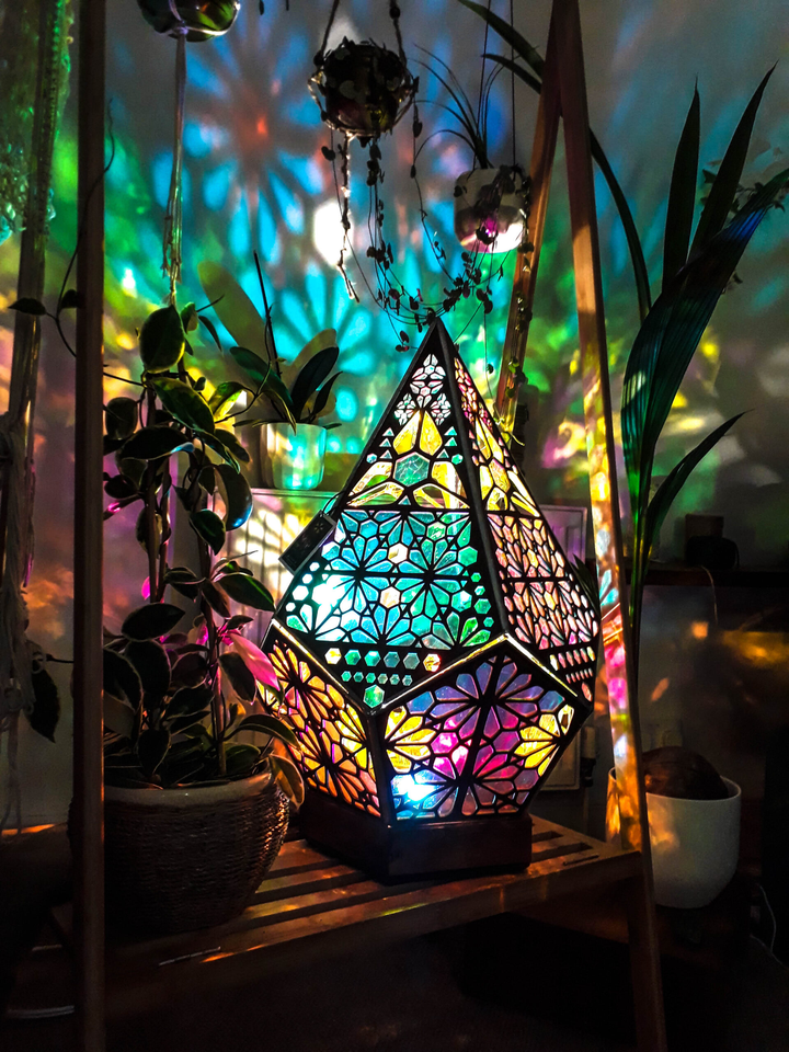 Buntglas Style LED Tischlampe - LumiAura