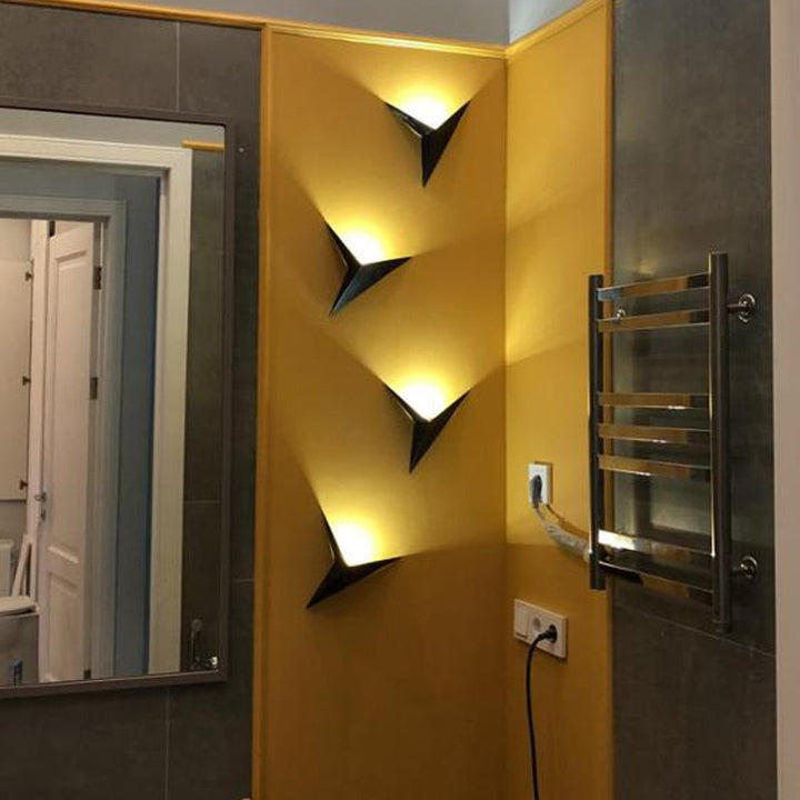 Minimalistische dreieckige LED-Wandleuchte | Modernes Design in ack/Weiß | Ideal für Wohnzimmer und Badezimmer