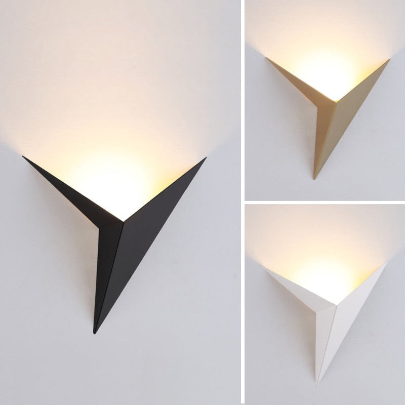 Minimalistische dreieckige LED-Wandleuchte | Modernes Design in ack/Weiß | Ideal für Wohnzimmer und Badezimmer