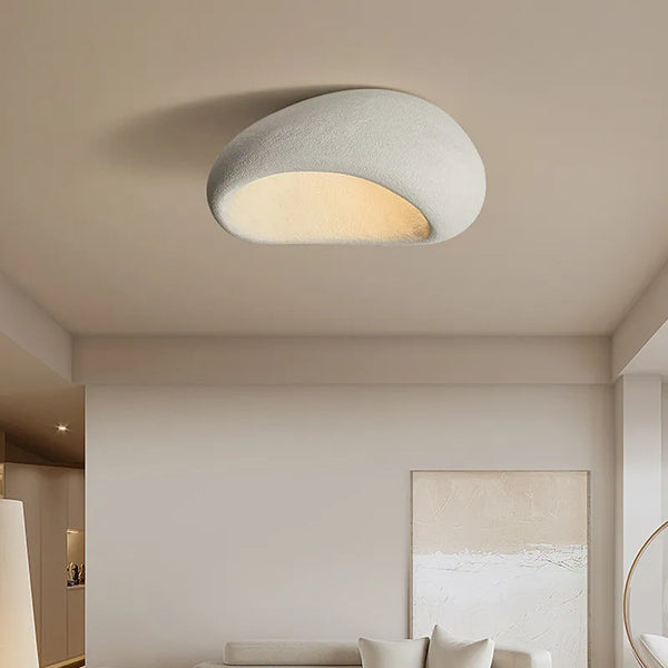Minimalistische Deckenlampe im Wabi-Sabi-Stil für ruhige Innenräume