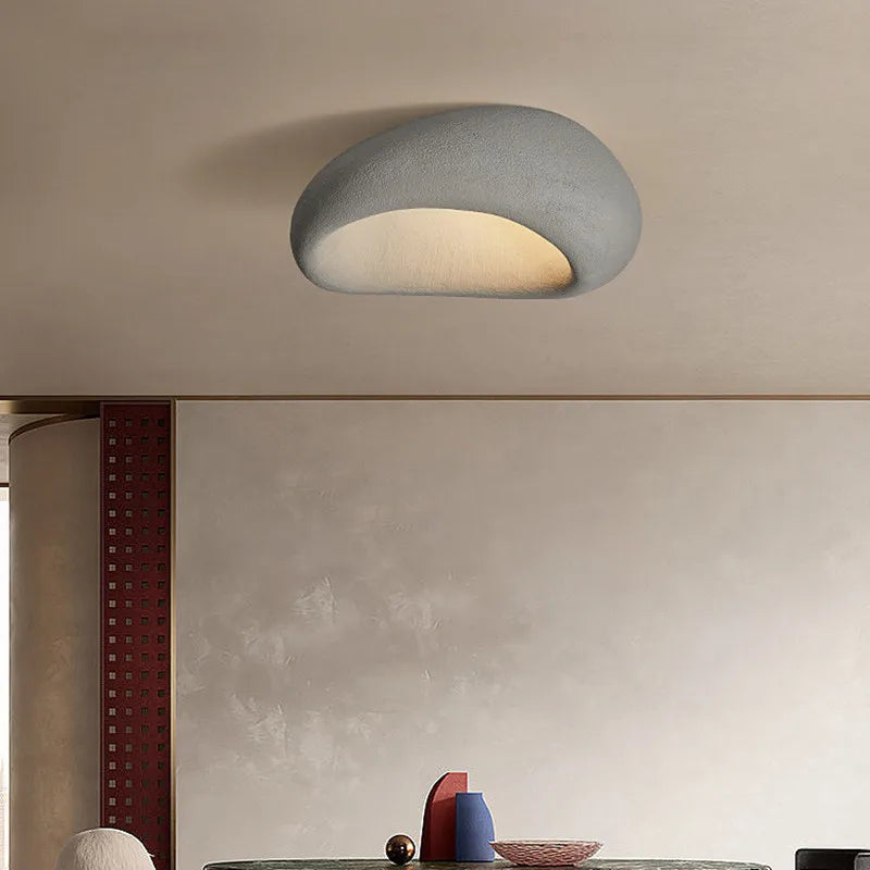 Minimalistische Deckenlampe im Wabi-Sabi-Stil für ruhige Innenräume