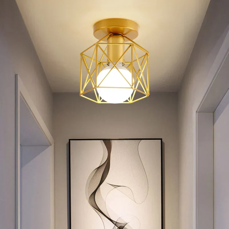 Moderne Deckenleuchte mit goldenem Metallgitter – Stilvolle Beleuchtung für Flur und Wohnzimmer
