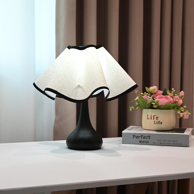 Elegante Rüschener Stoffschirm Nachttischlampe