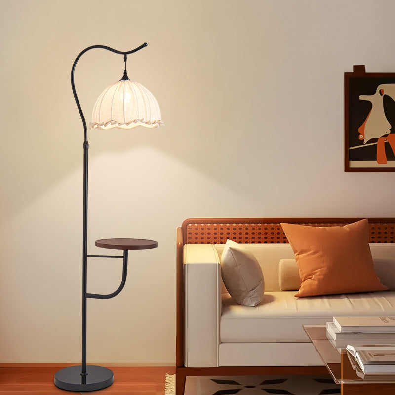 Moderne Bogenbodenlampe mit Beistelltisch