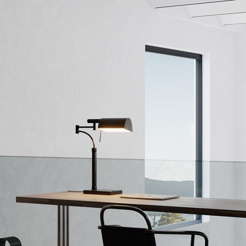 Verstellbare Schreibtischlampe mit modernem Artikulationsarm