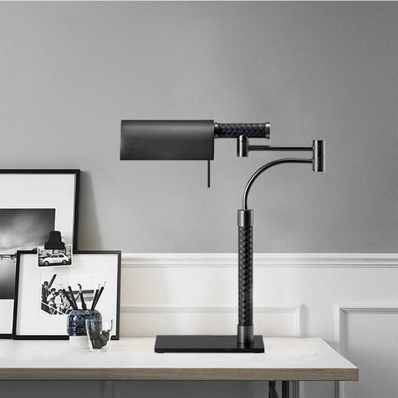 Verstellbare Schreibtischlampe mit modernem Artikulationsarm