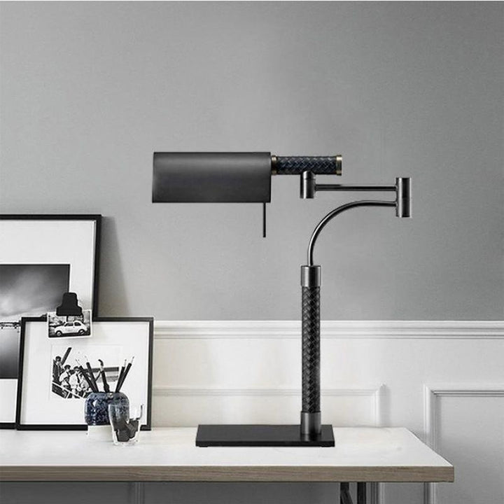Verstellbare Schreibtischlampe mit modernem Artikulationsarm