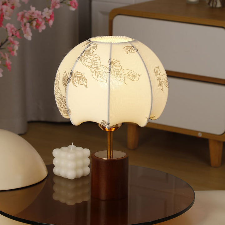 Skulpturale Tischlampe mit Holzsockel, Messingstiel und Pappteller-Schirm