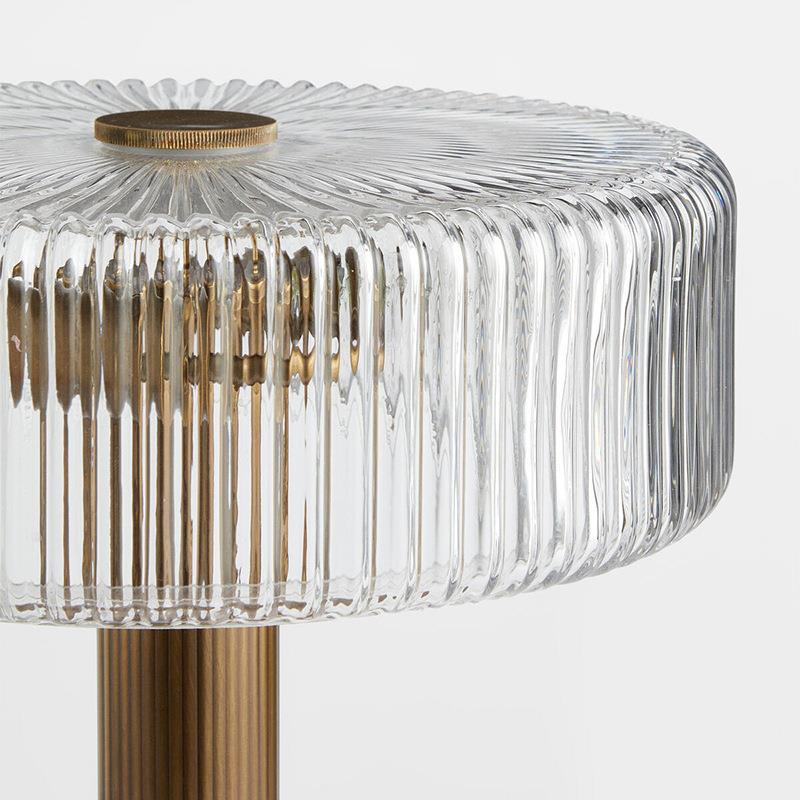 Elegante gerippte Glas- und Gold-Tischlampe