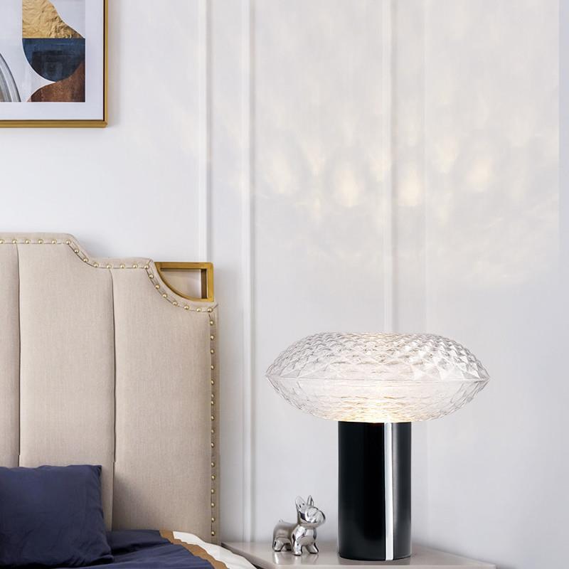Dekorative Glas-Tischlampe mit geometrischem Design