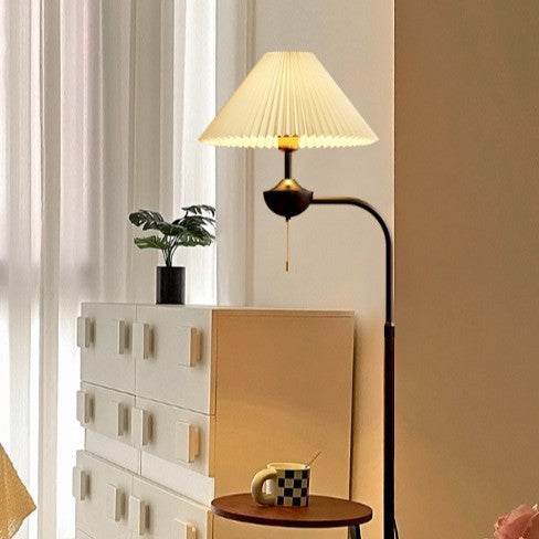 Elegante Stehlampe mit plissiertem Schirm
