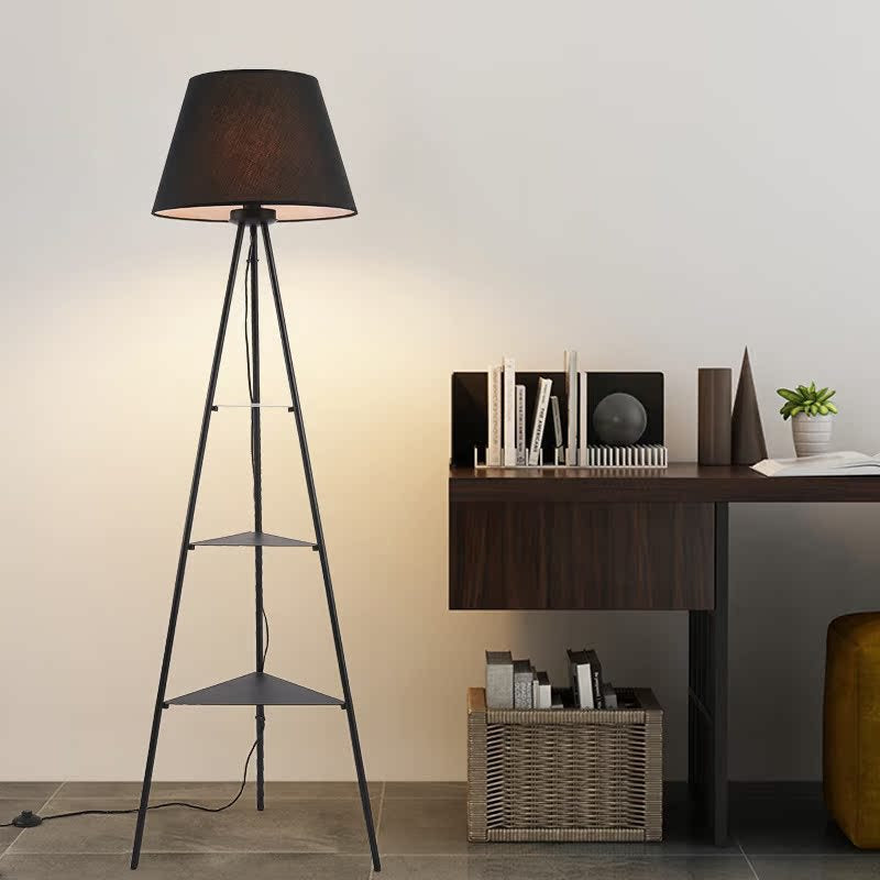Dreieckige Stehlampe mit integrierten Regalen