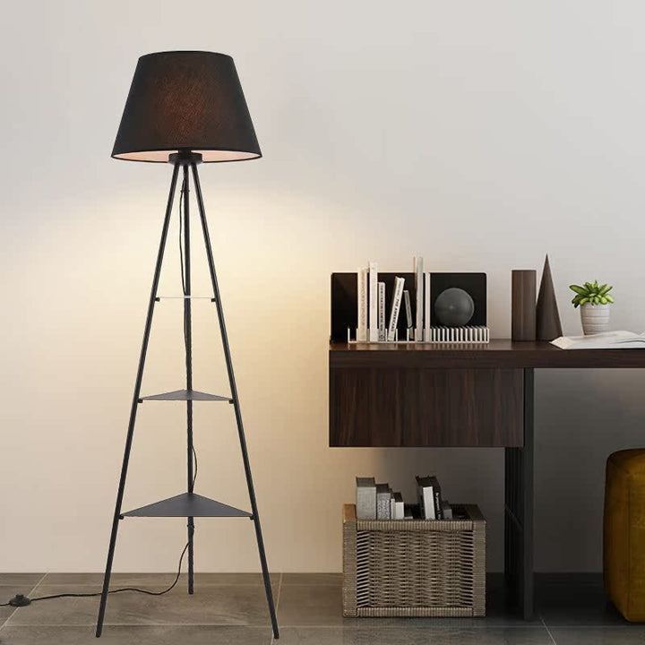Dreieckige Stehlampe mit integrierten Regalen