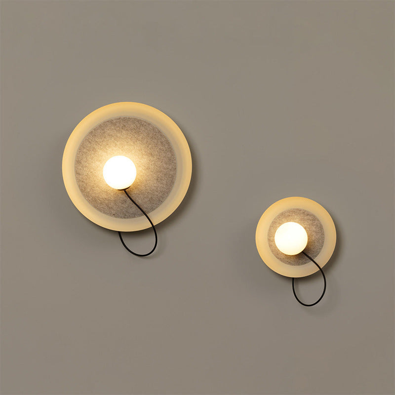 Moderne Wandlampe mit Stoffrückwand und sanfter Beleuchtung