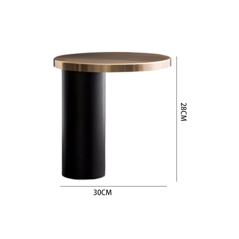 Minimalistische Tischlampe mit metallischem Akzent
