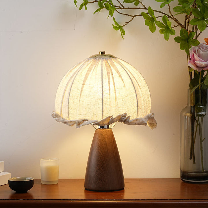 Handgefertigte Leinen-Rüschentischlampe mit Walnuss-Pyramidenbasis