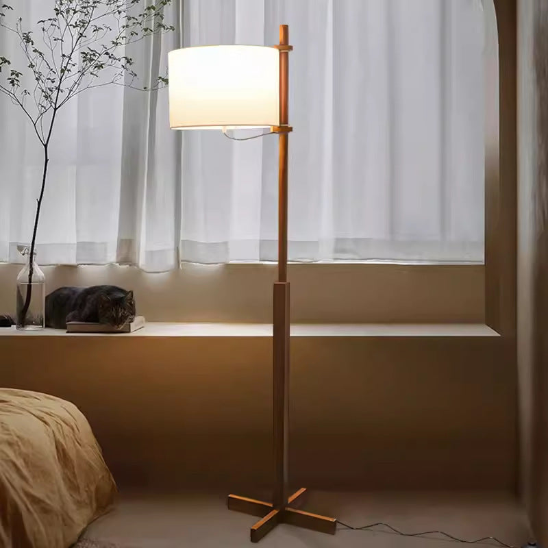 Moderne Stehlampe mit verstellbarem Schirm