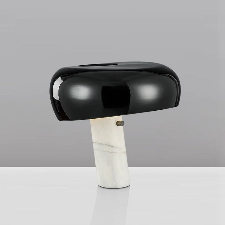 Moderne Tischlampe mit geometrischem Design